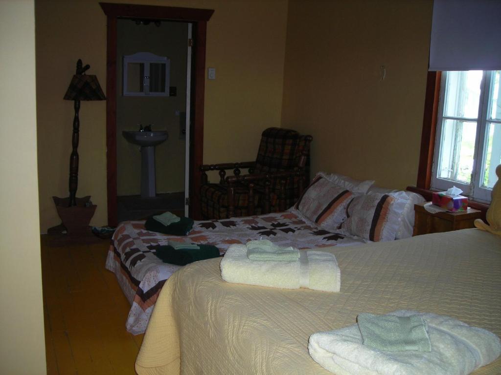 Gite Des Hauteurs Et Cafe De La Place Saint Zenon Room photo