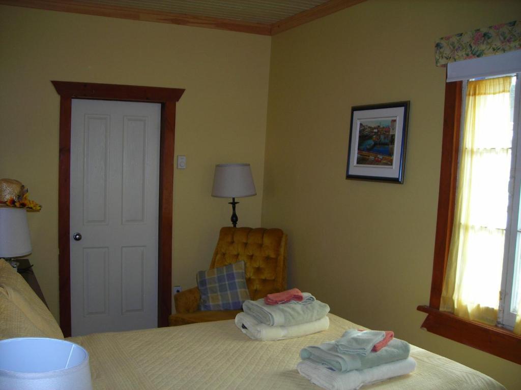 Gite Des Hauteurs Et Cafe De La Place Saint Zenon Room photo