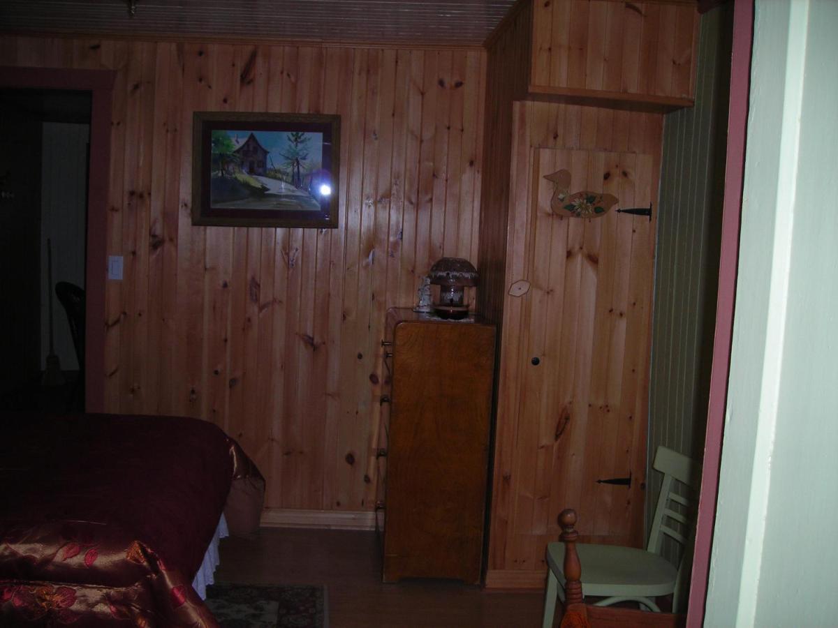Gite Des Hauteurs Et Cafe De La Place Saint Zenon Room photo